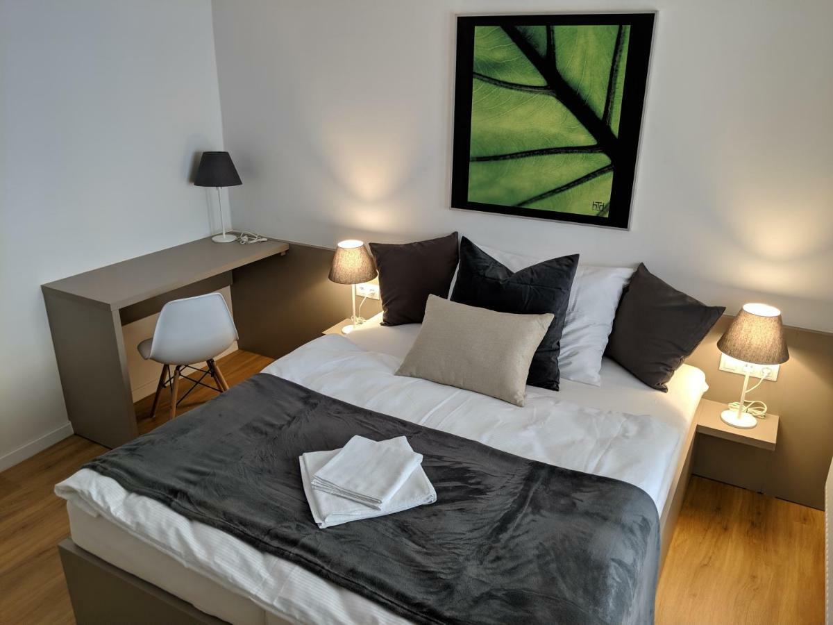 Ap 1 - Apartments 4U Brezinova "Overnight Simply" Градец-Кралове Экстерьер фото