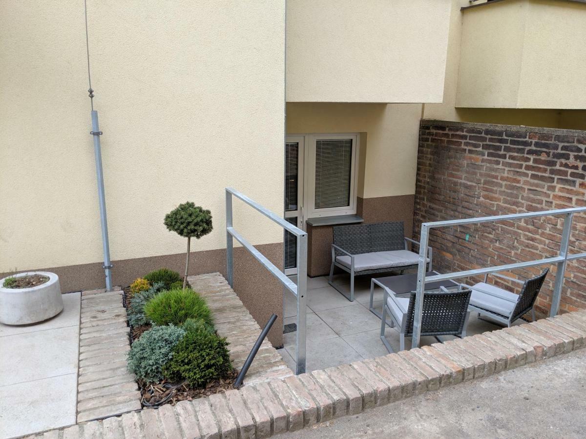 Ap 1 - Apartments 4U Brezinova "Overnight Simply" Градец-Кралове Экстерьер фото