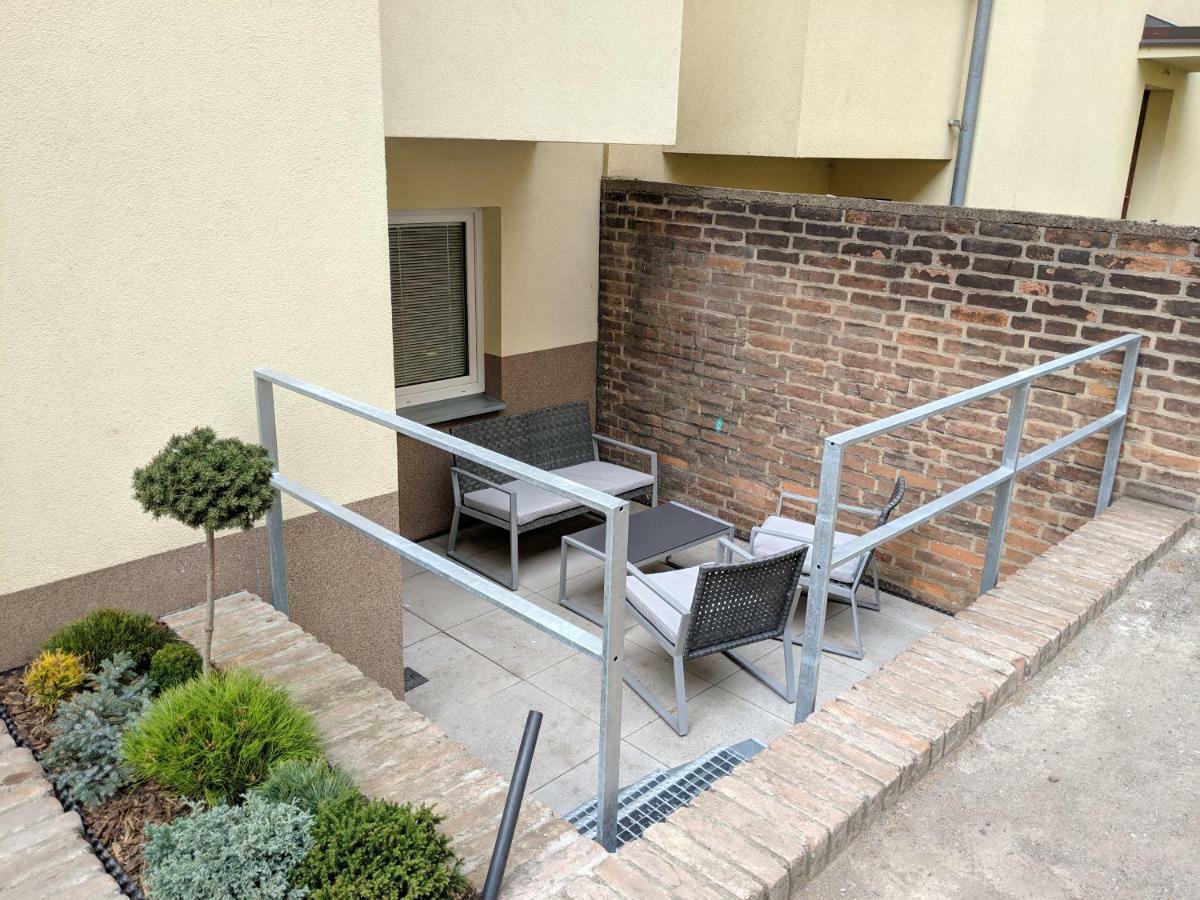 Ap 1 - Apartments 4U Brezinova "Overnight Simply" Градец-Кралове Экстерьер фото